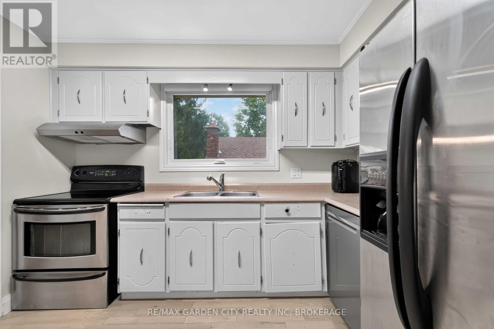 3 FALLINGBROOK DRIVE - 11