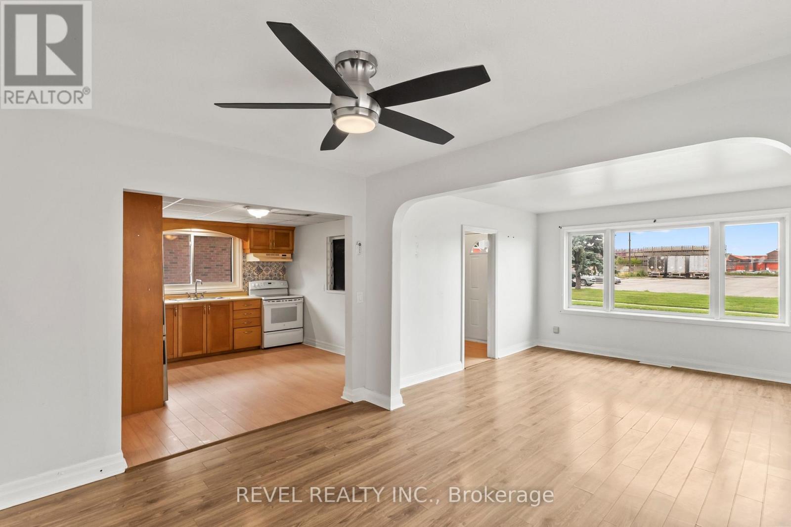 863 RITSON ROAD S - 11