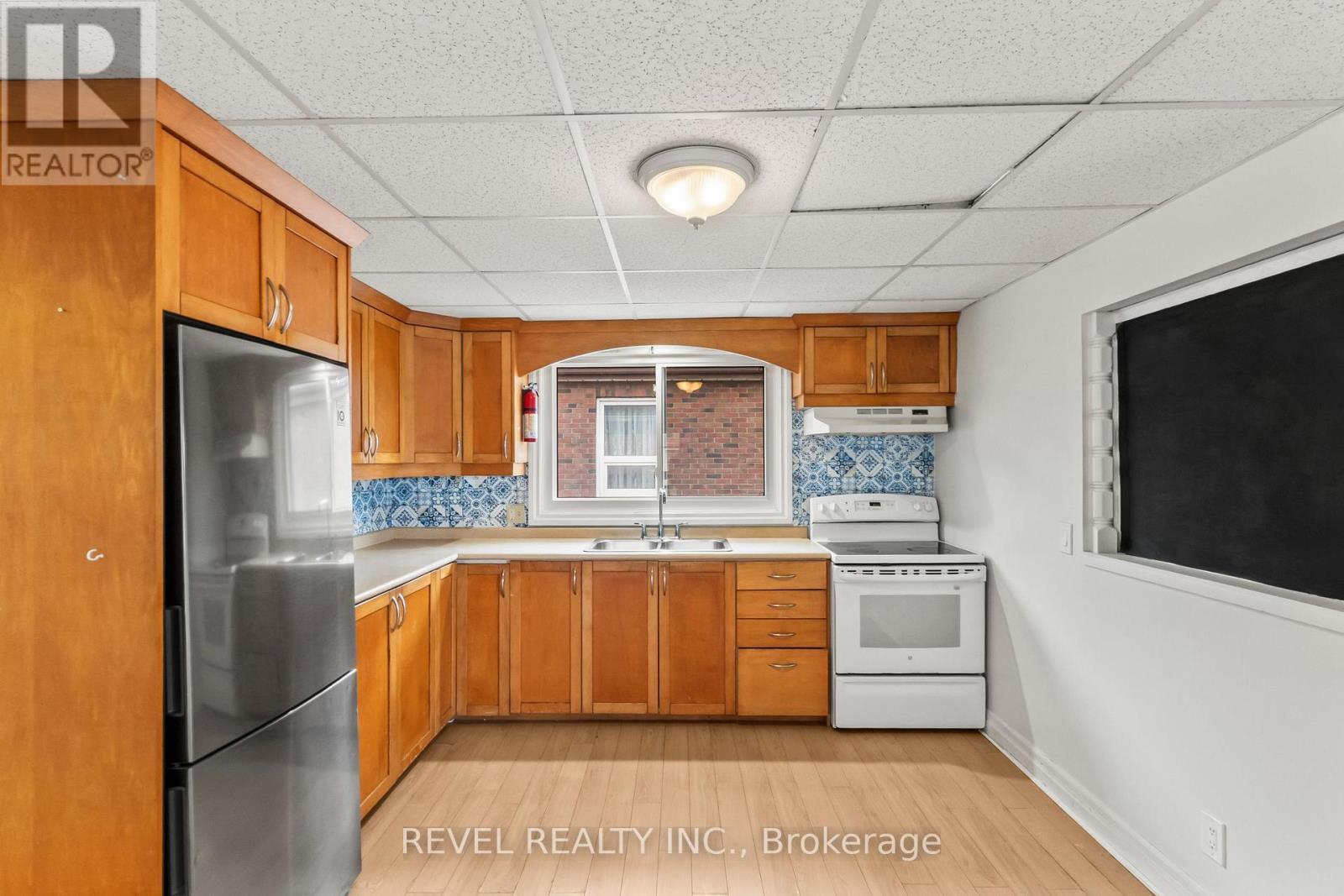 863 RITSON ROAD S - 13