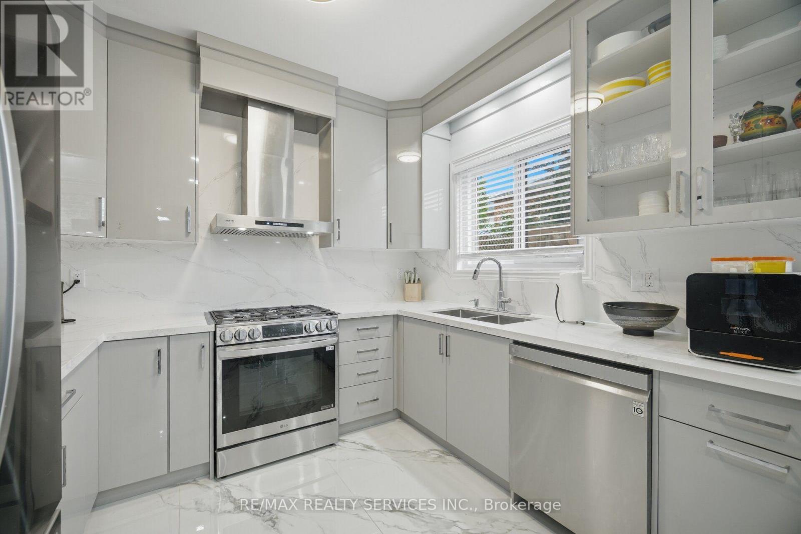 45 SKYLARK DRIVE - 18