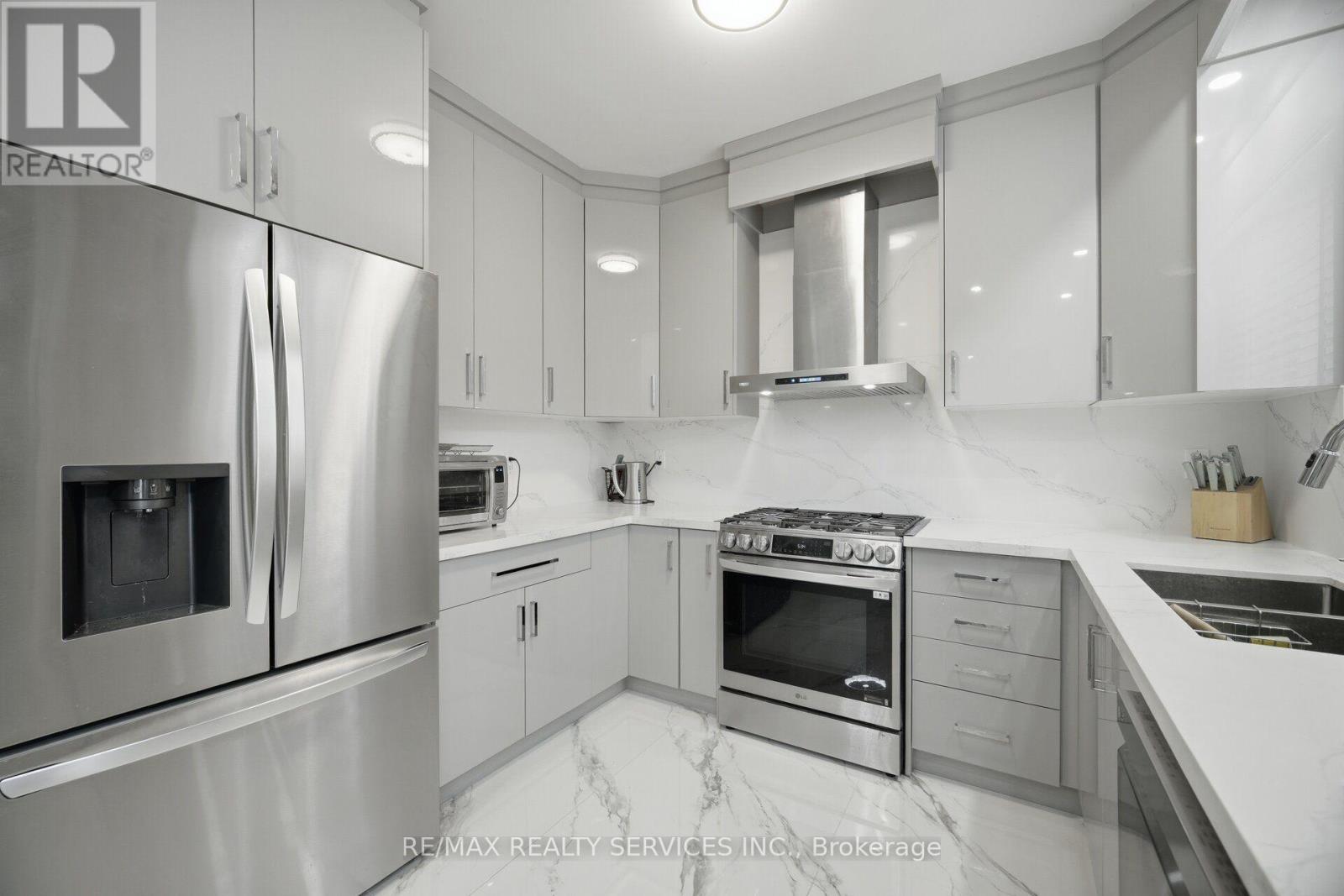 45 SKYLARK DRIVE - 19