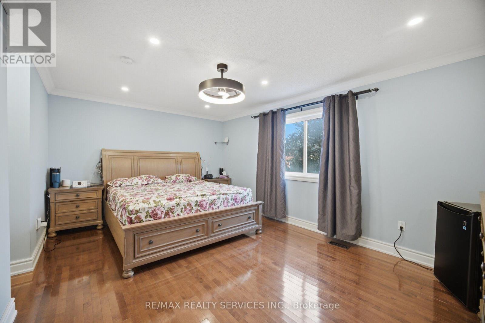 45 SKYLARK DRIVE - 27