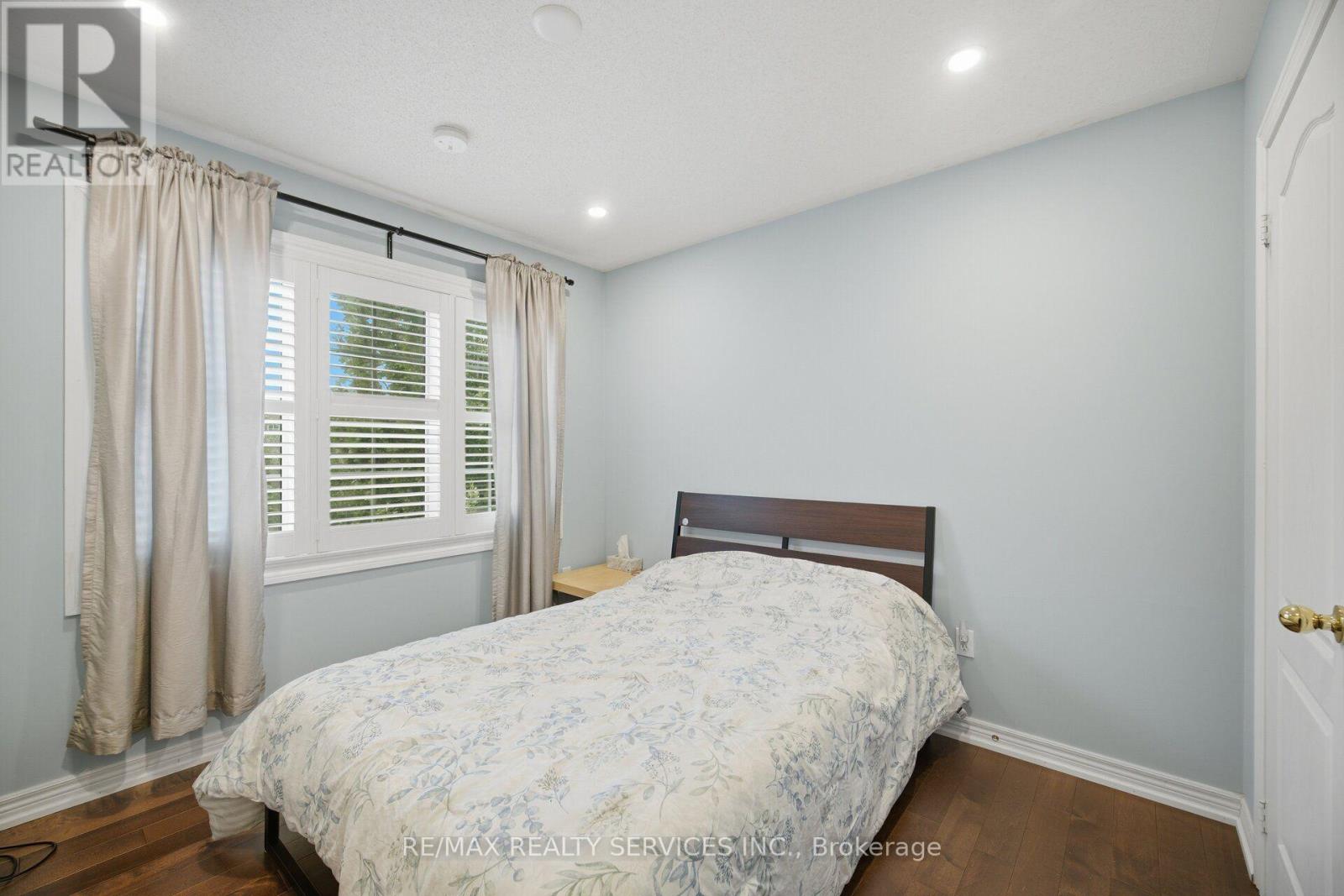 45 SKYLARK DRIVE - 33