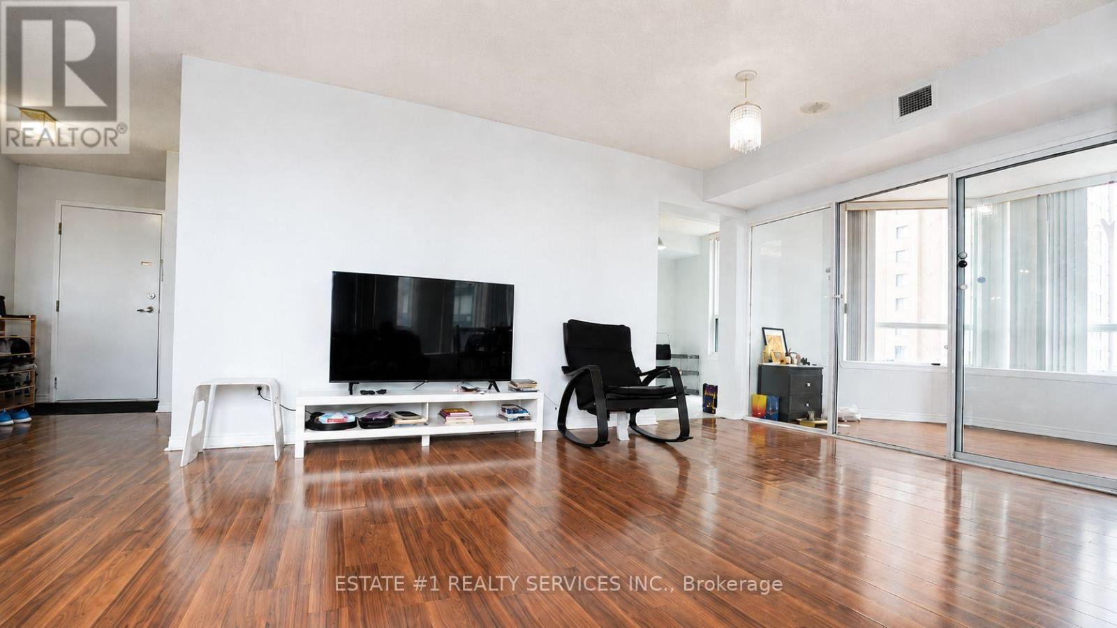 #904 135 HILLCREST AVENUE - 6