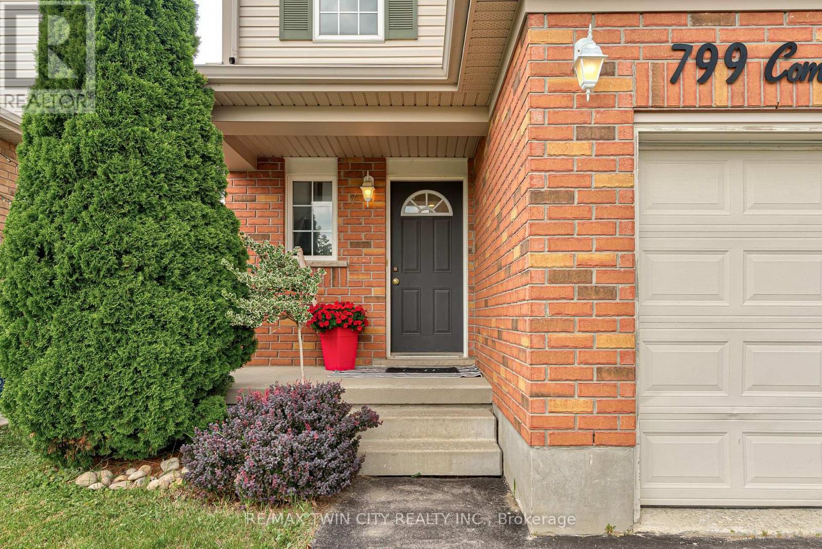 799 COMMONWEALTH CRESCENT - 3
