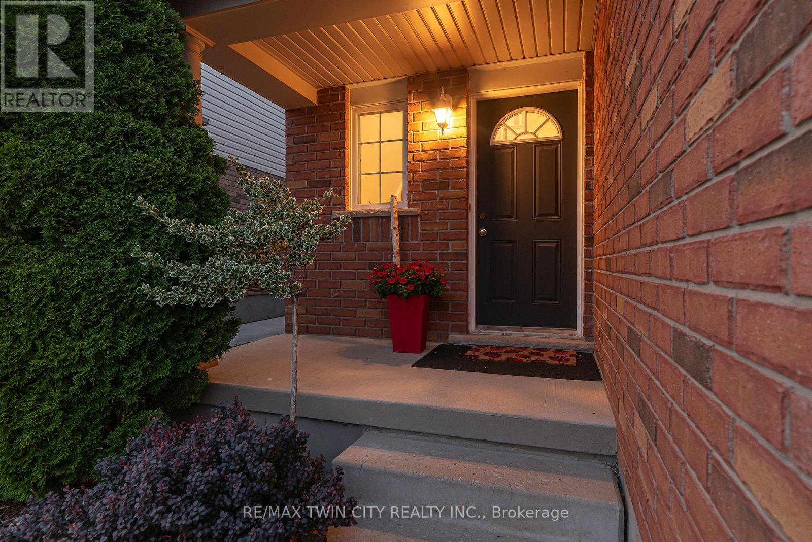 799 COMMONWEALTH CRESCENT - 4