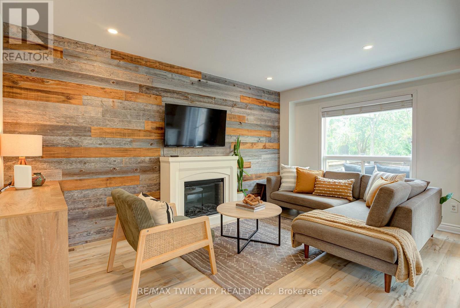 799 COMMONWEALTH CRESCENT - 8