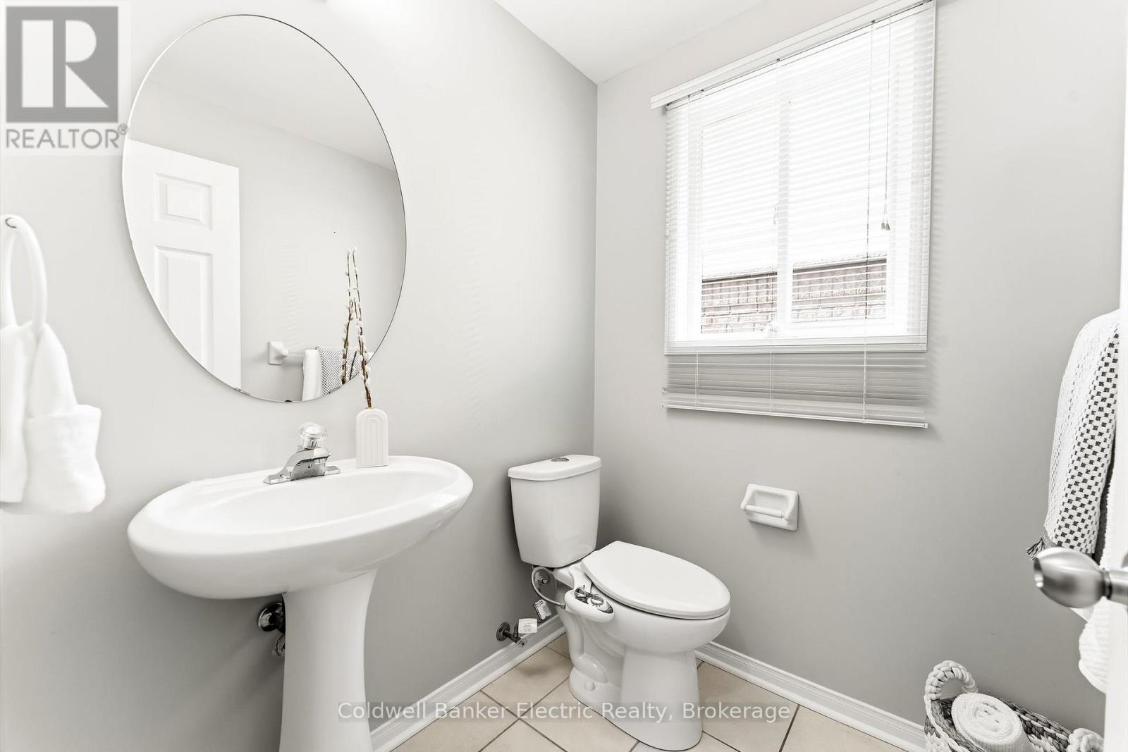 1407 ASHGROVE CRESCENT - Image 23