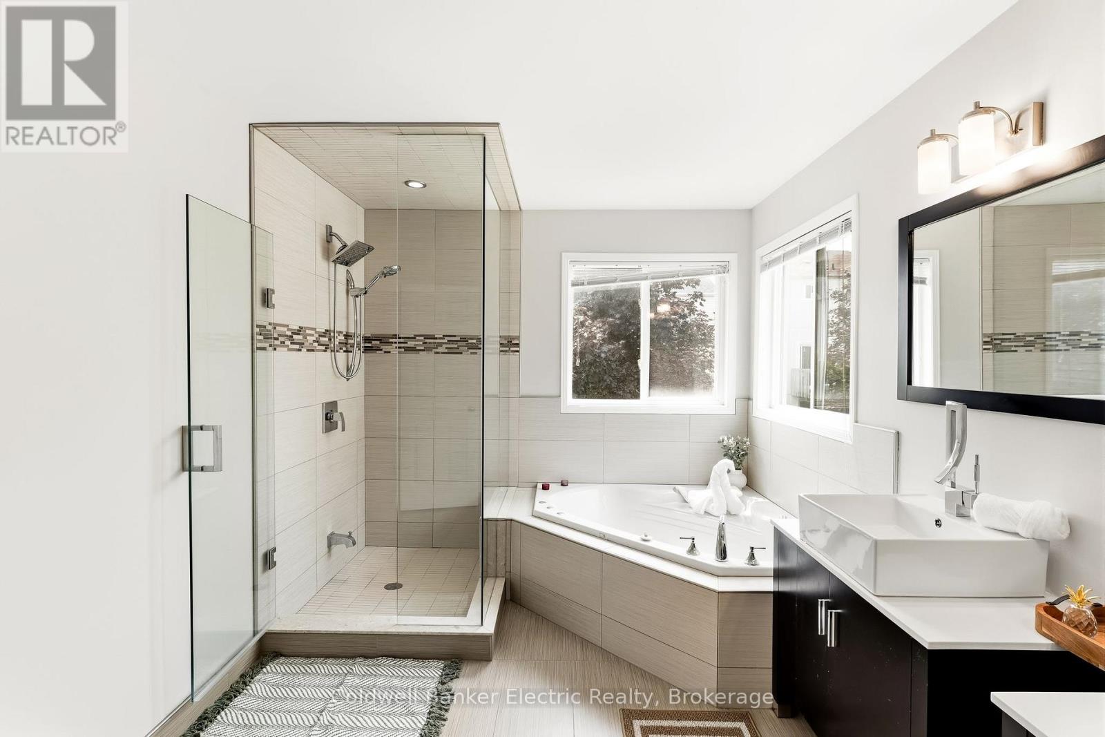 1407 ASHGROVE CRESCENT - Image 33