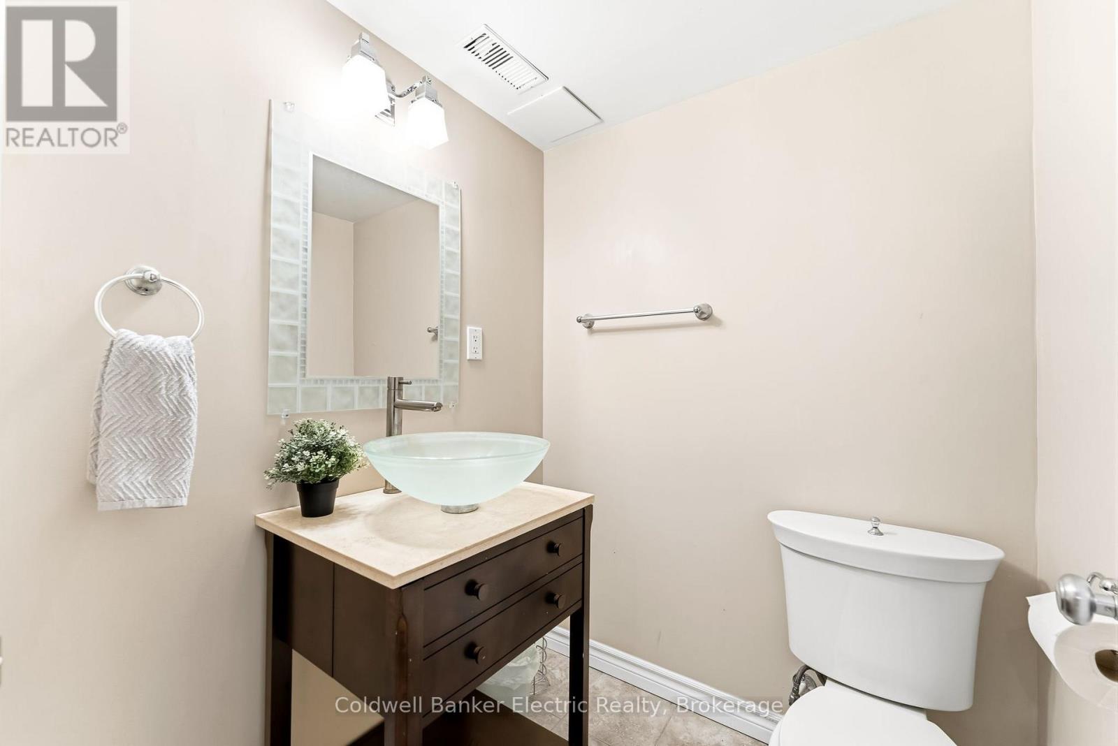 1407 ASHGROVE CRESCENT - Image 46
