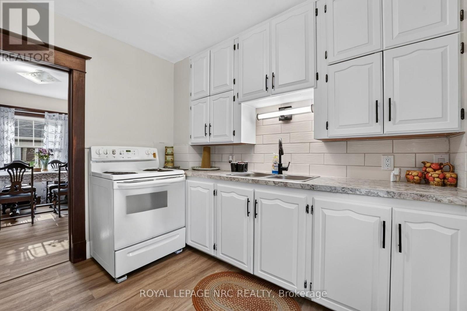 301 DUFFERIN STREET - 17