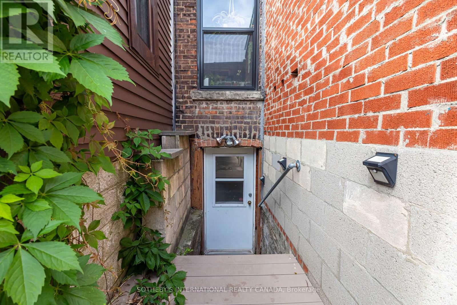 1213 COLLEGE STREET - 34