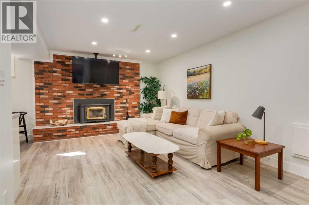 131 Thorncrest Road NW - 25