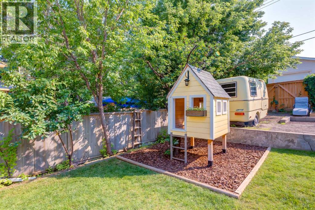 131 Thorncrest Road NW - 38