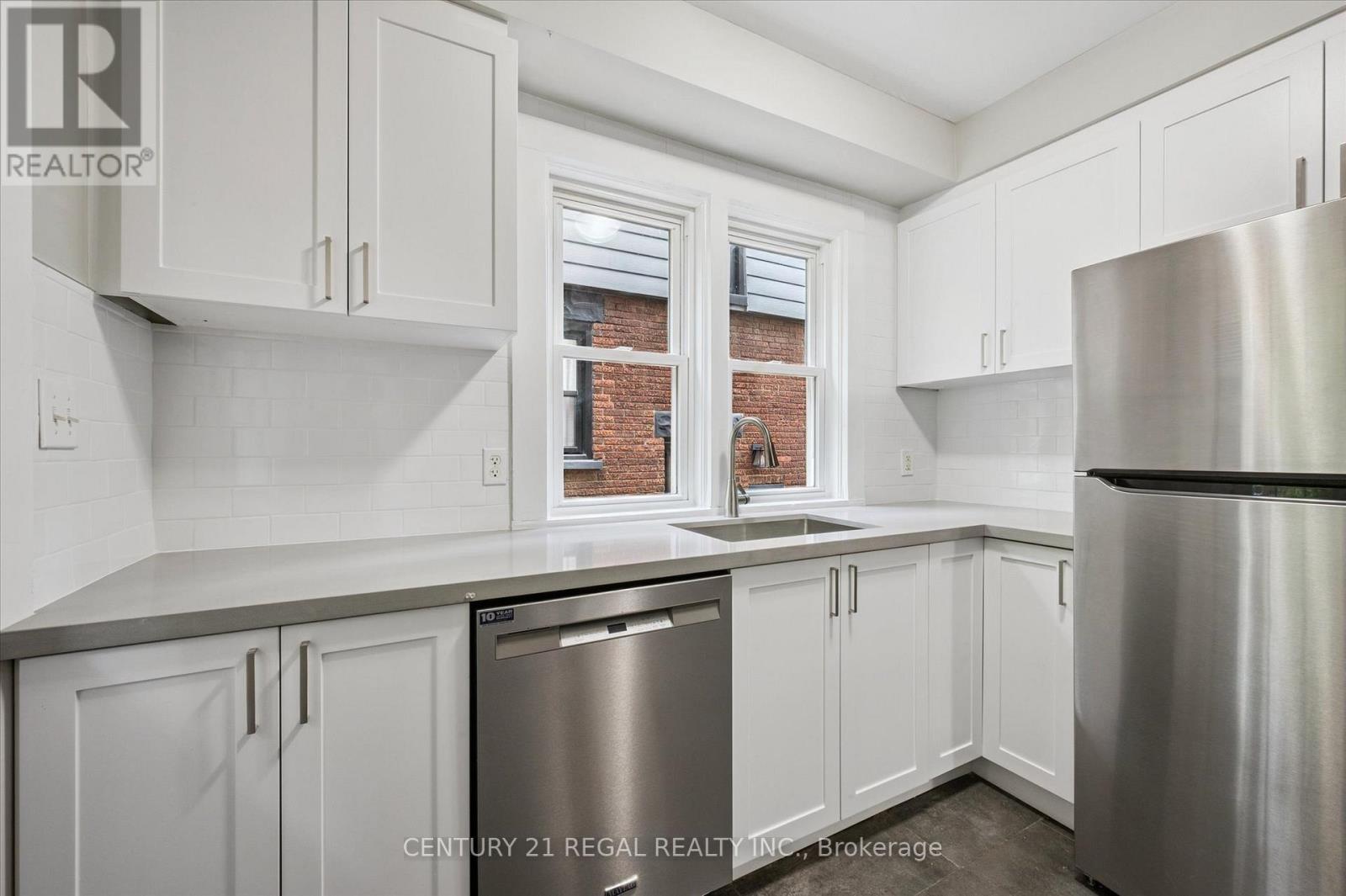 14 STIRLING AVENUE N — photo 2
