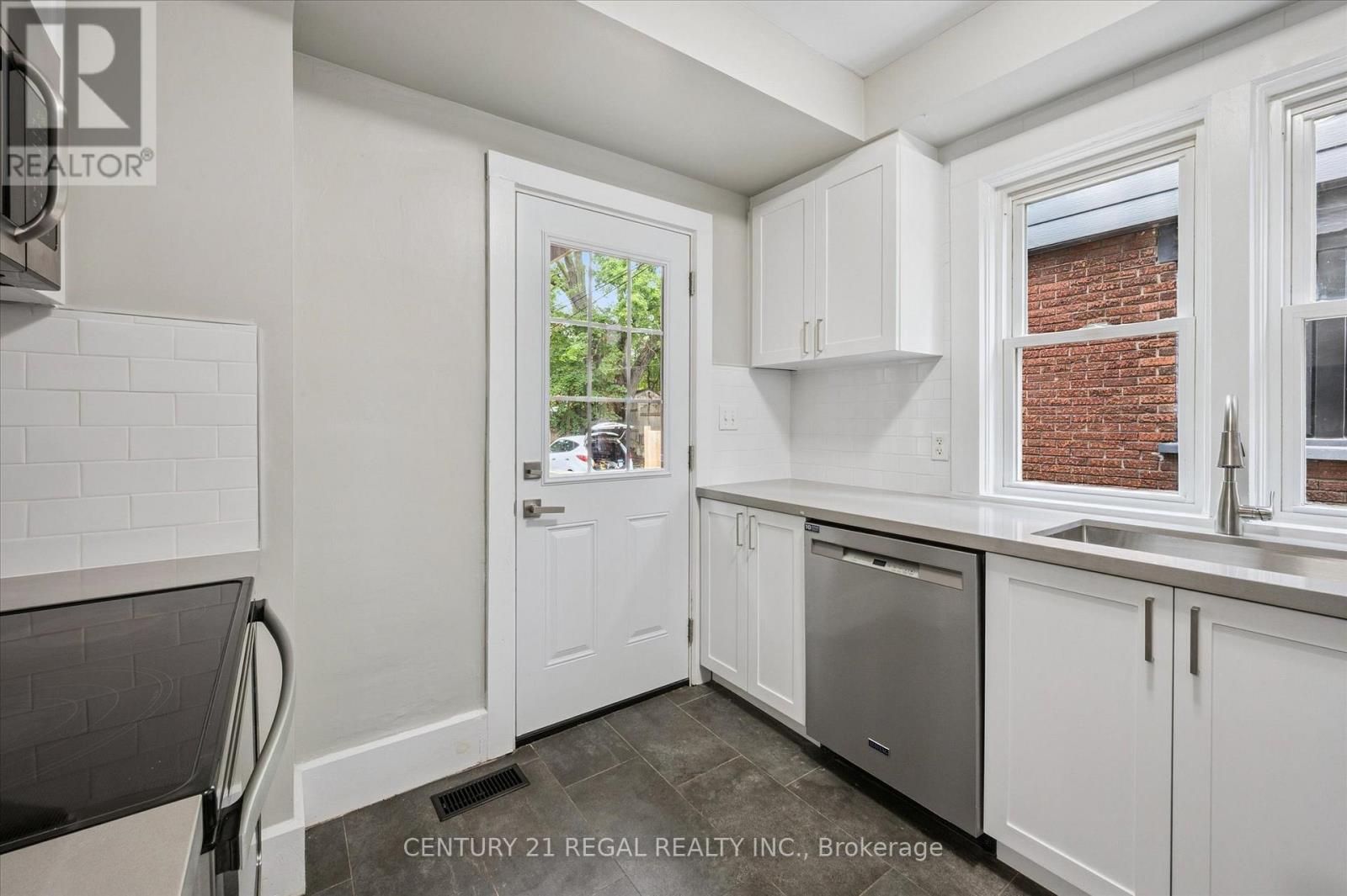 14 STIRLING AVENUE N — photo 3