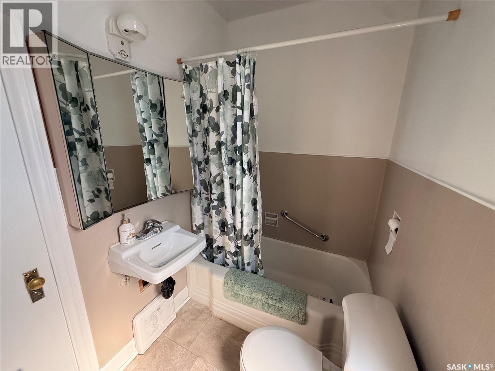 230 6TH AVENUE W - 12