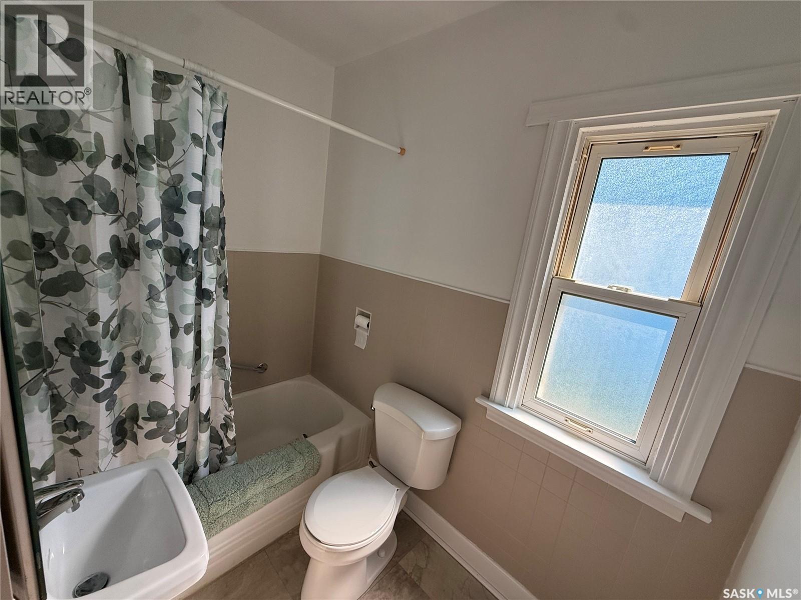 230 6TH AVENUE W - 14