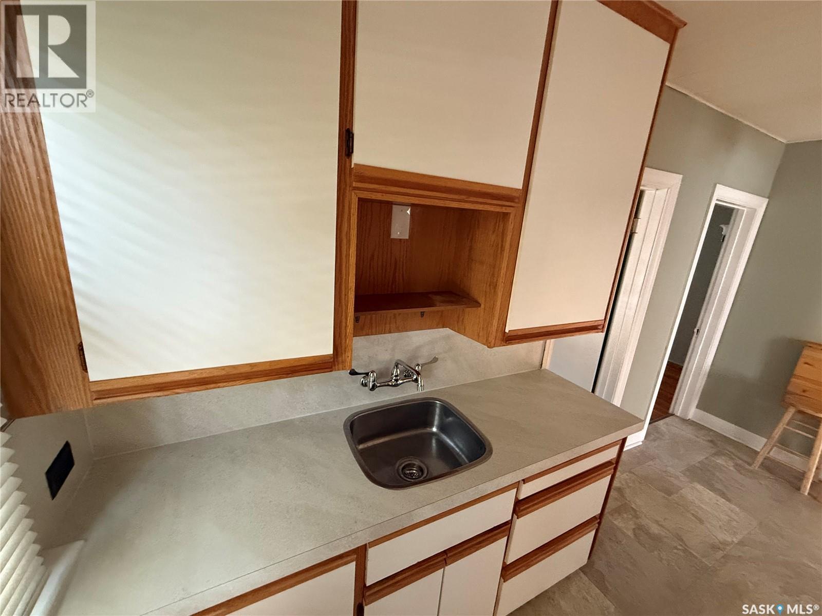 230 6TH AVENUE W - 4