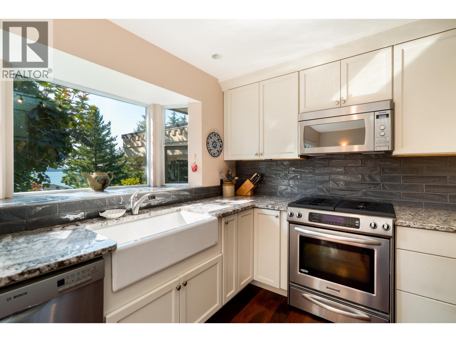 806 HUMMINGBIRD LANE, Bowen Island