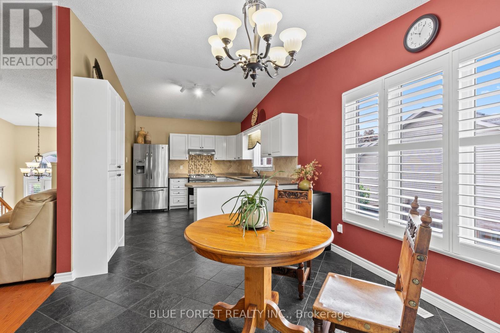 29 VILLAGE GATE CRESCENT - Image 11