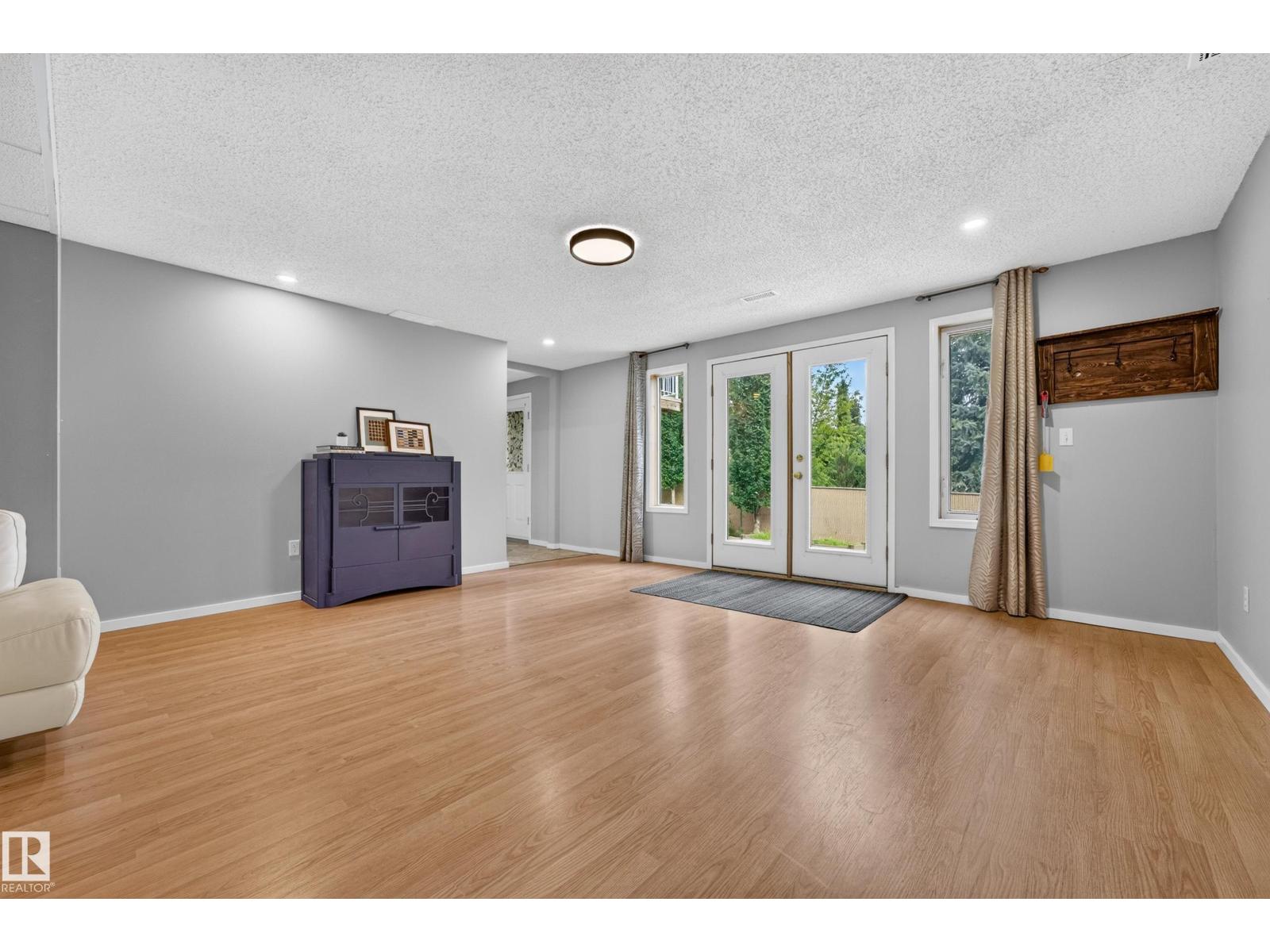 42 CHARLTON CR - Image 48