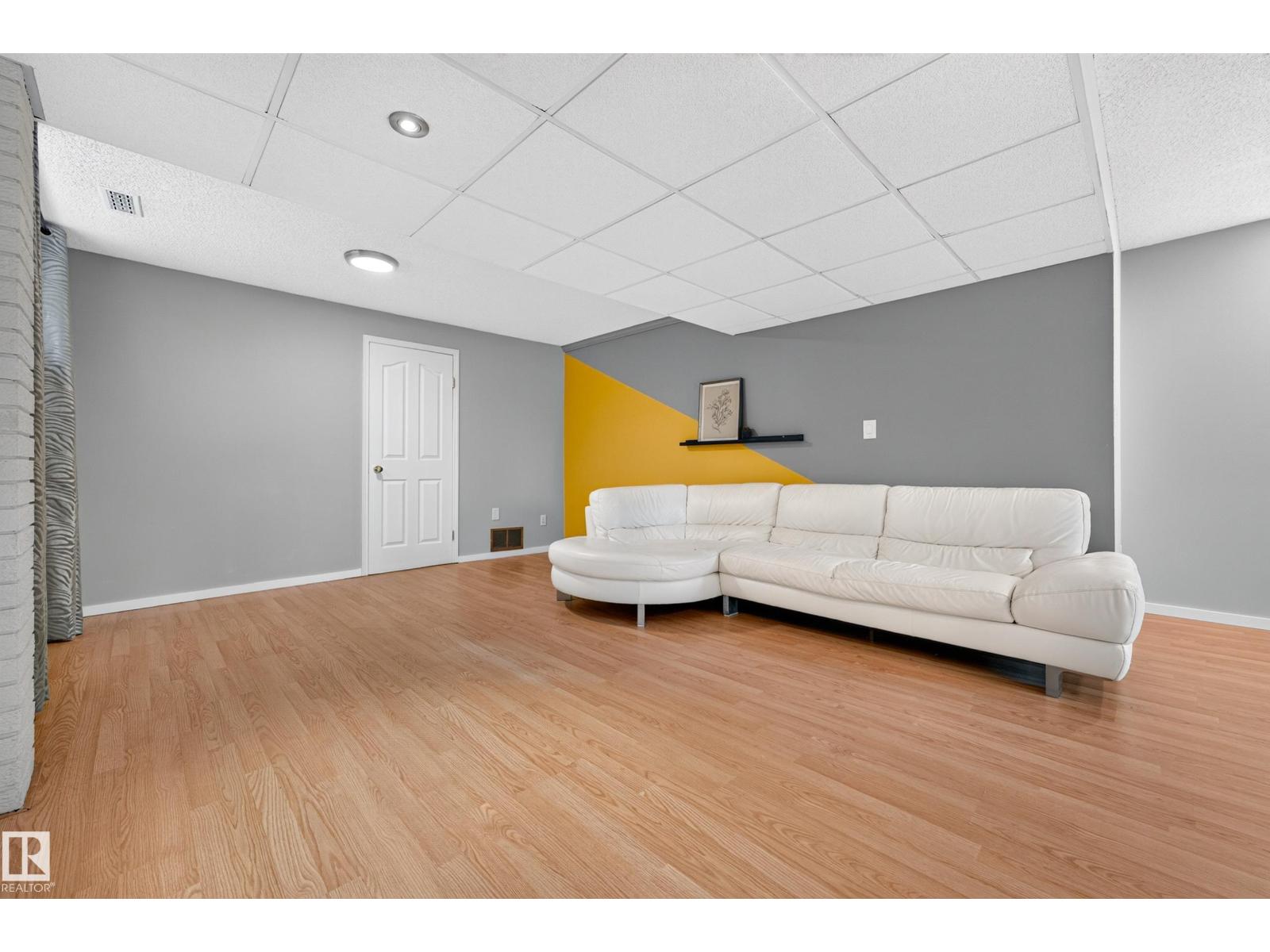 42 CHARLTON CR - Image 51