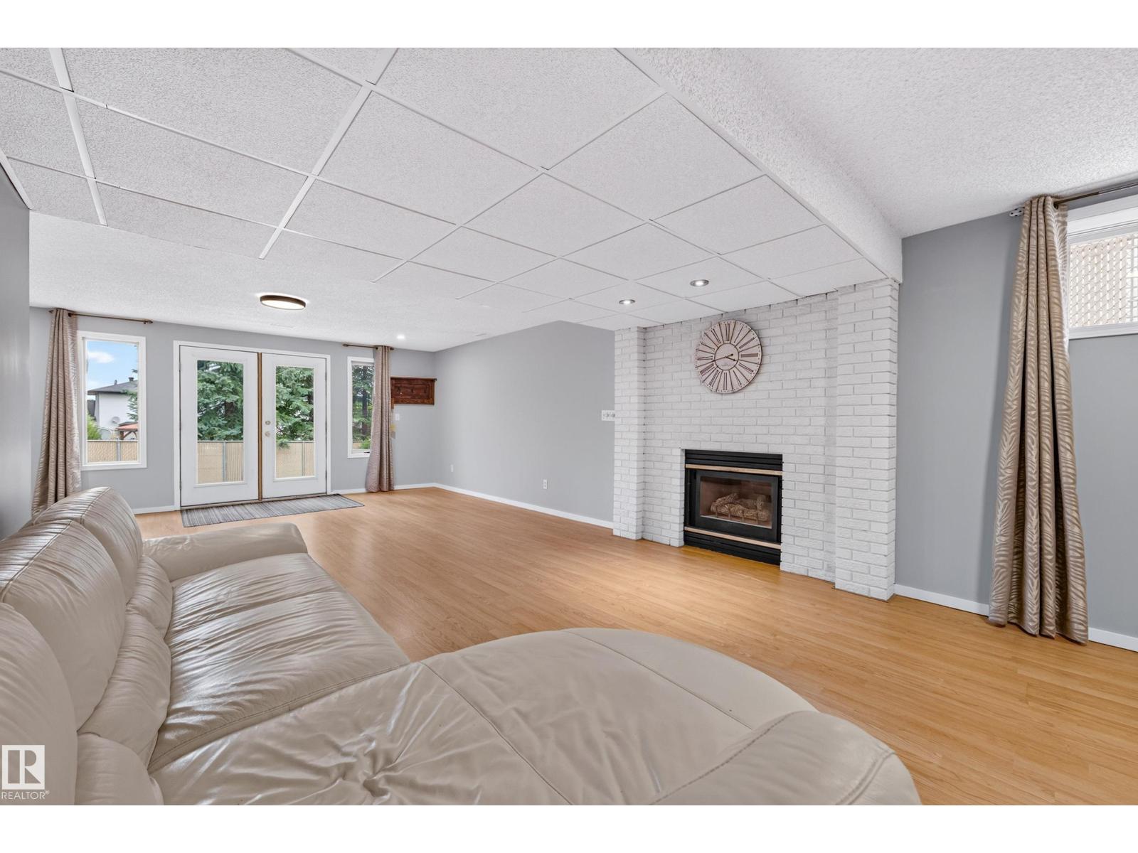 42 CHARLTON CR - Image 53