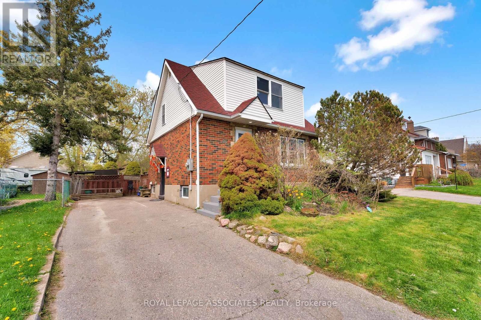 42 ROSSLAND ROAD W - 1