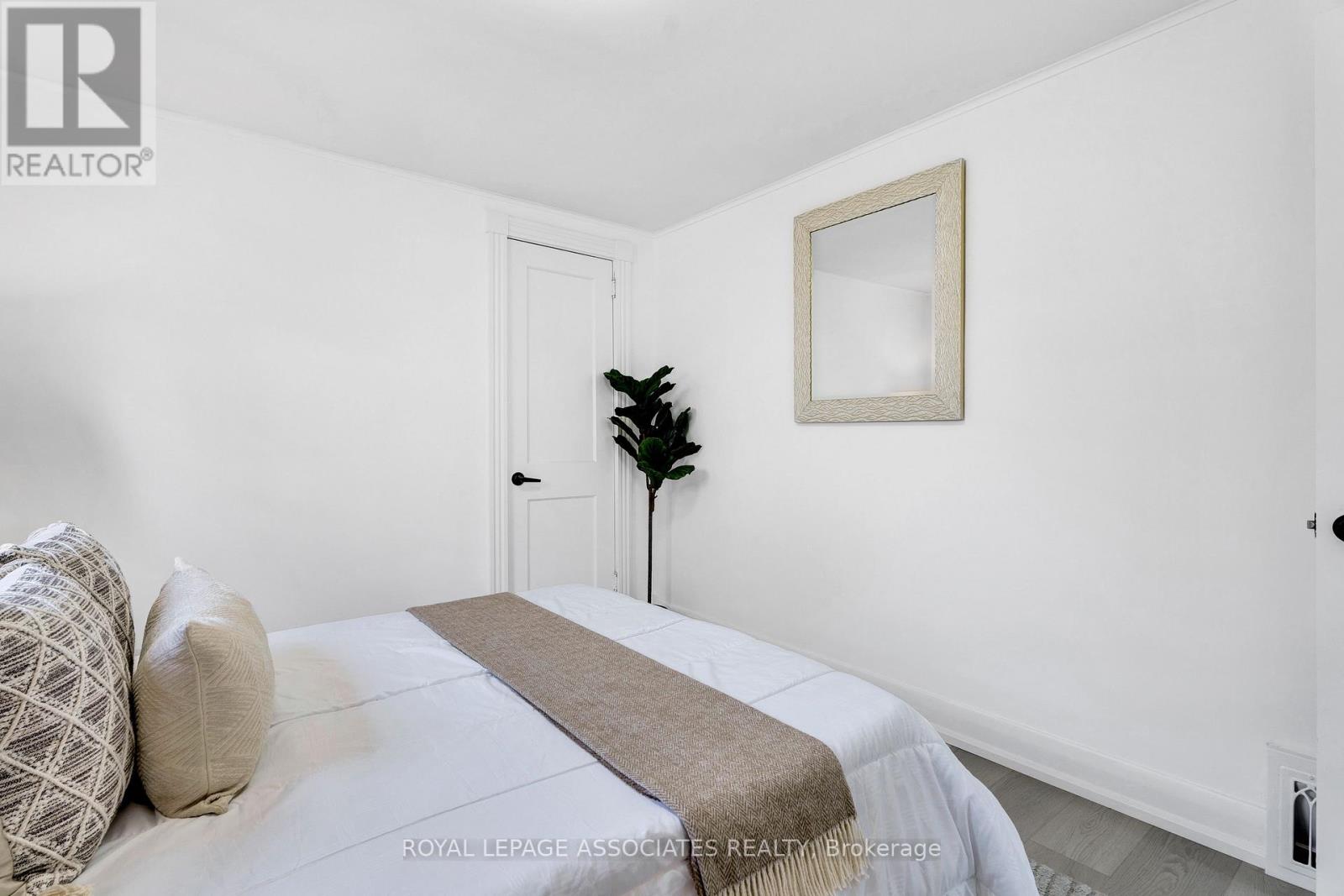 42 ROSSLAND ROAD W - 27