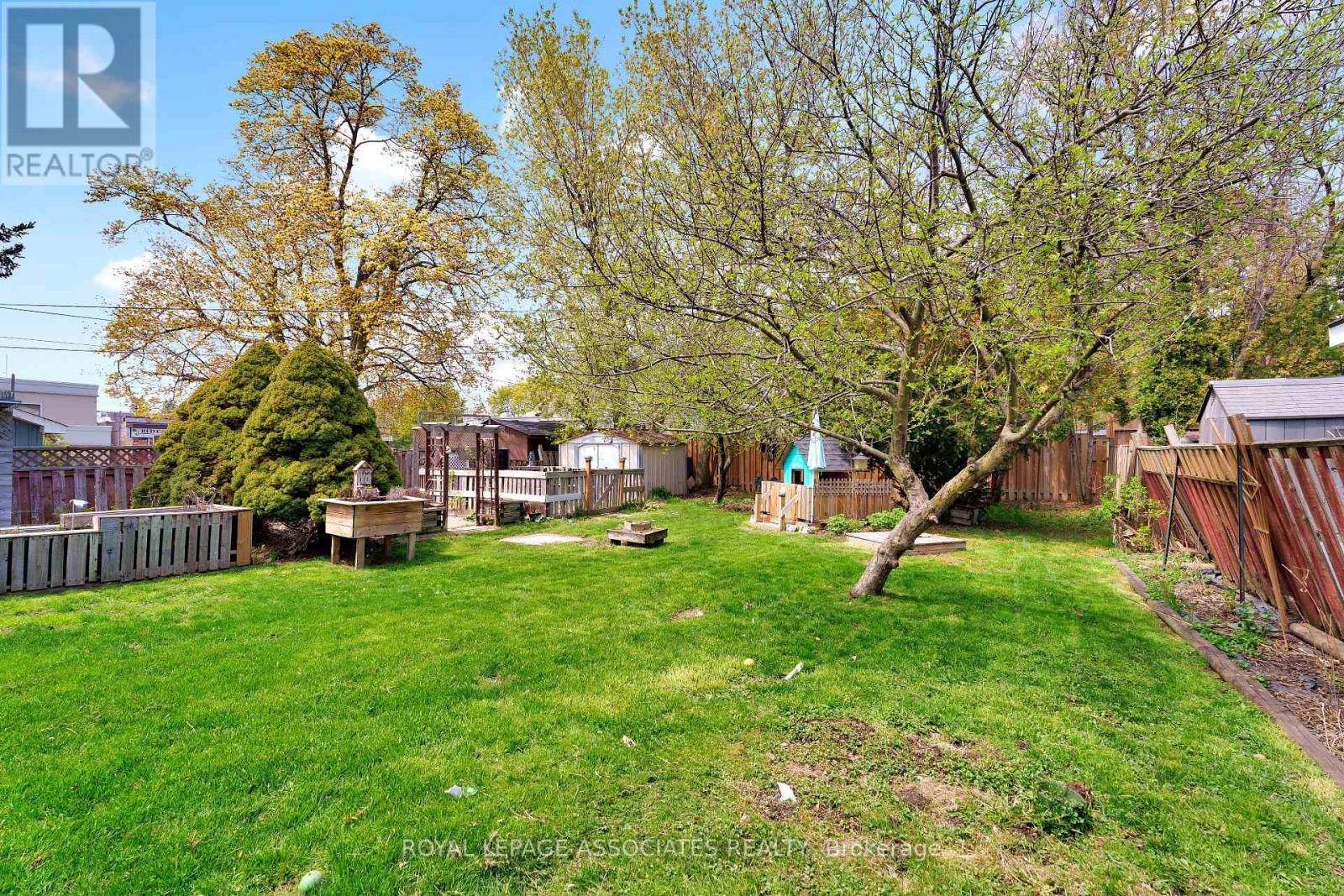 42 ROSSLAND ROAD W - 37