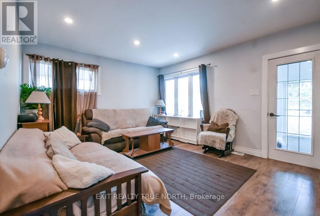 125 QUEEN STREET W - 4