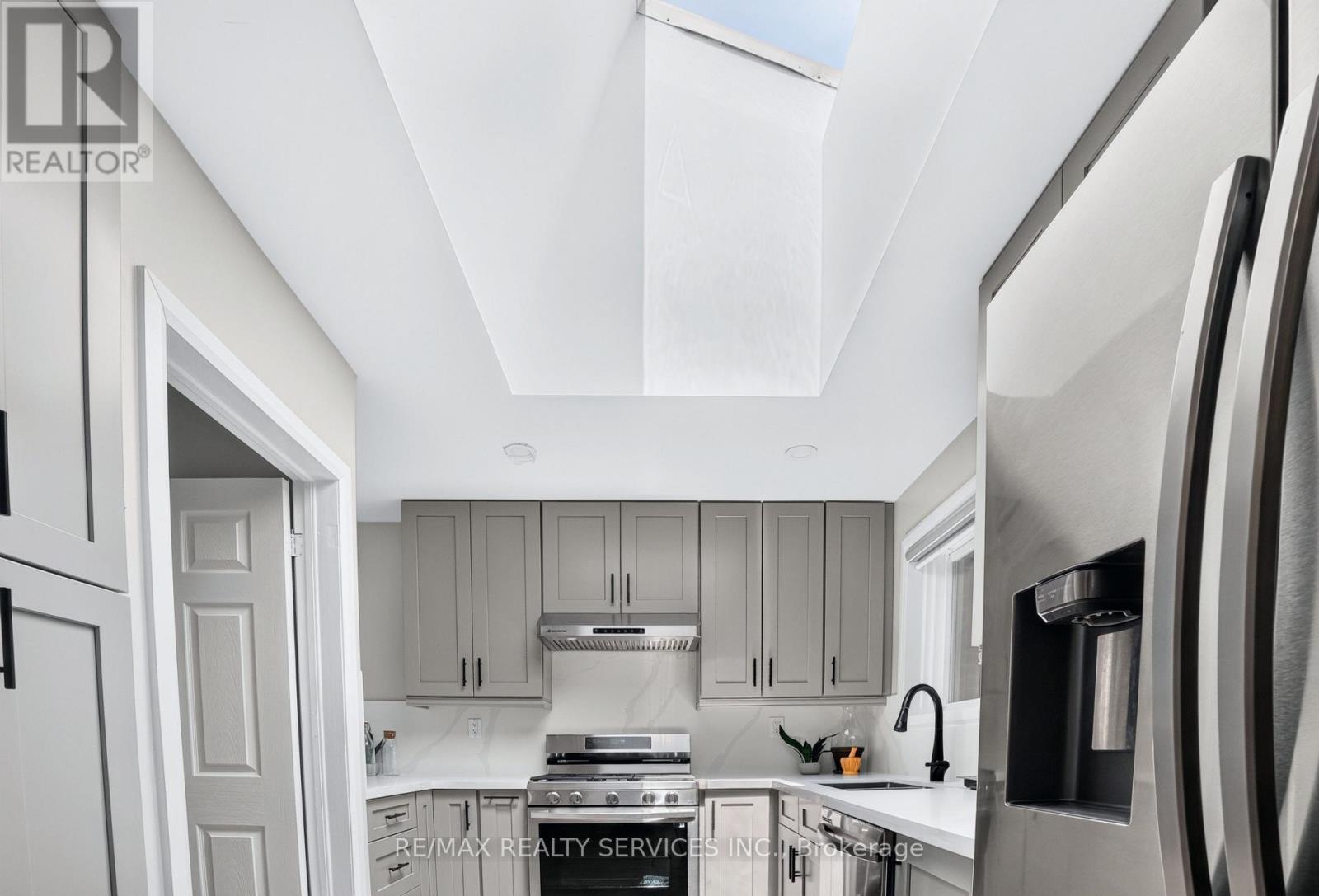 18 SPENCELY COURT - 18