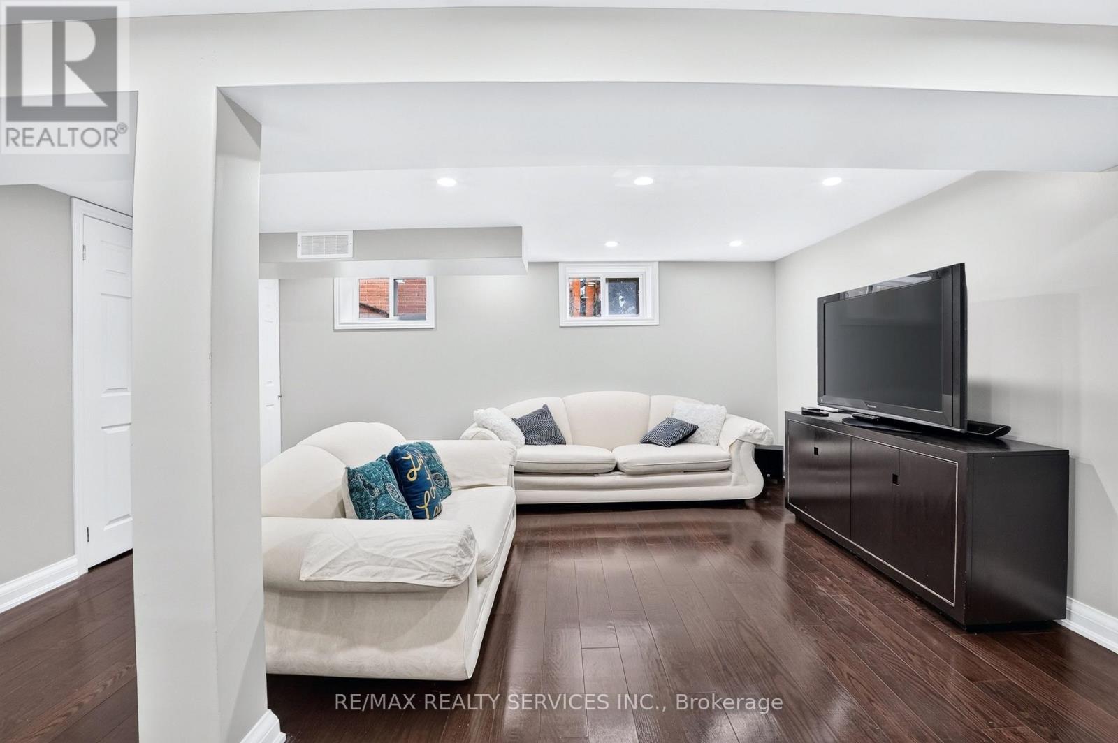 18 SPENCELY COURT - 36