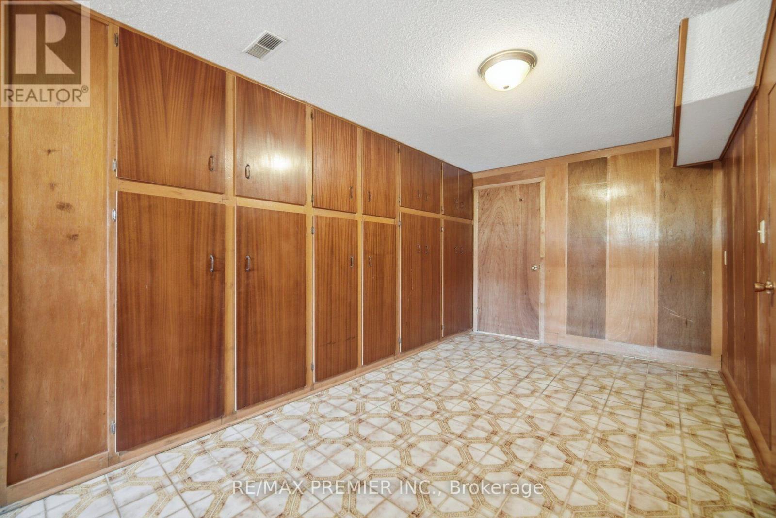 148 GILTSPUR DRIVE - 33