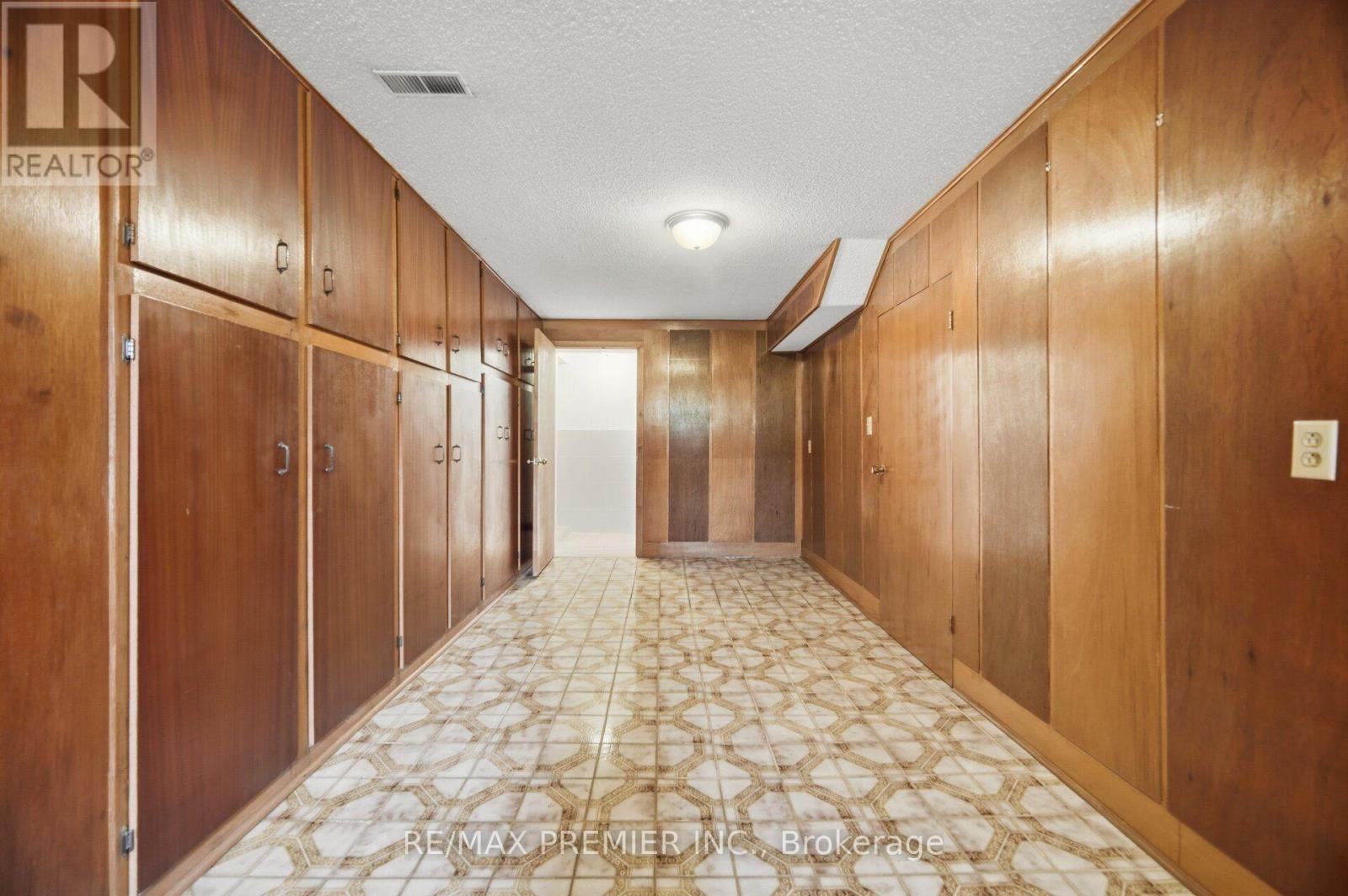 148 GILTSPUR DRIVE - 35