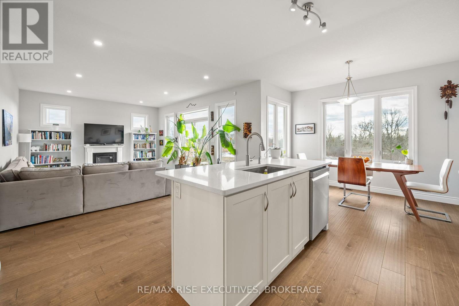 483 BETH CRESCENT - 22