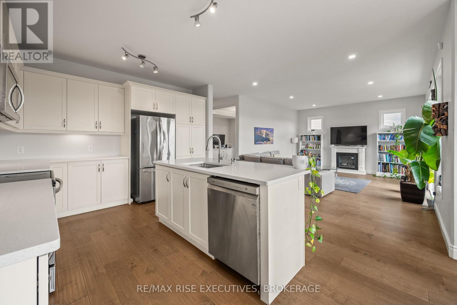 483 BETH CRESCENT - 23