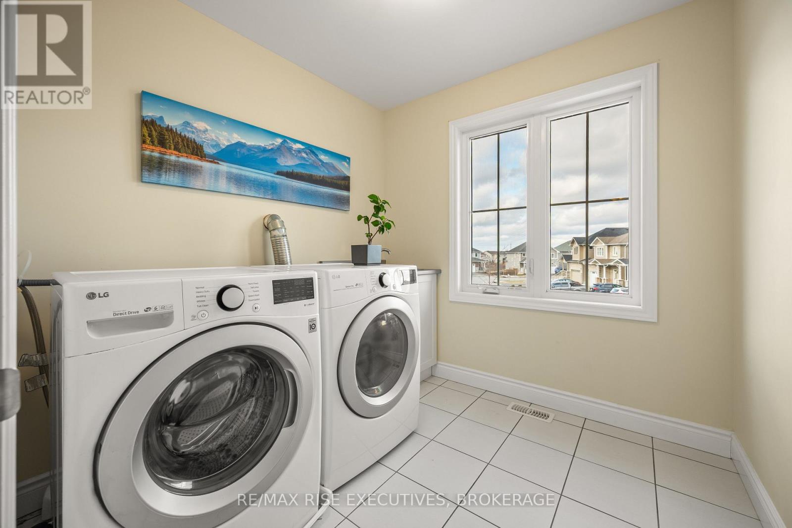 483 BETH CRESCENT - 43