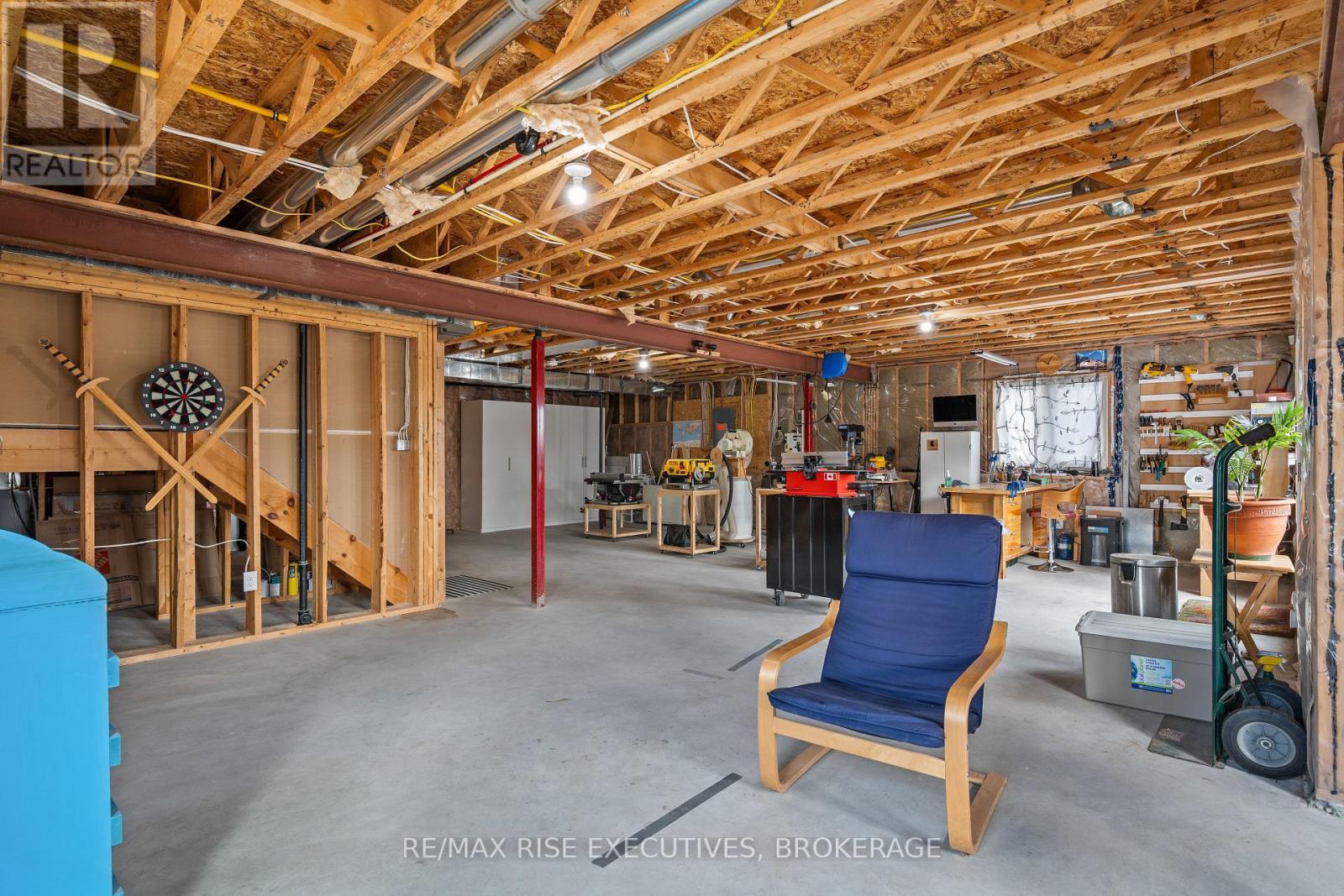 483 BETH CRESCENT - 44