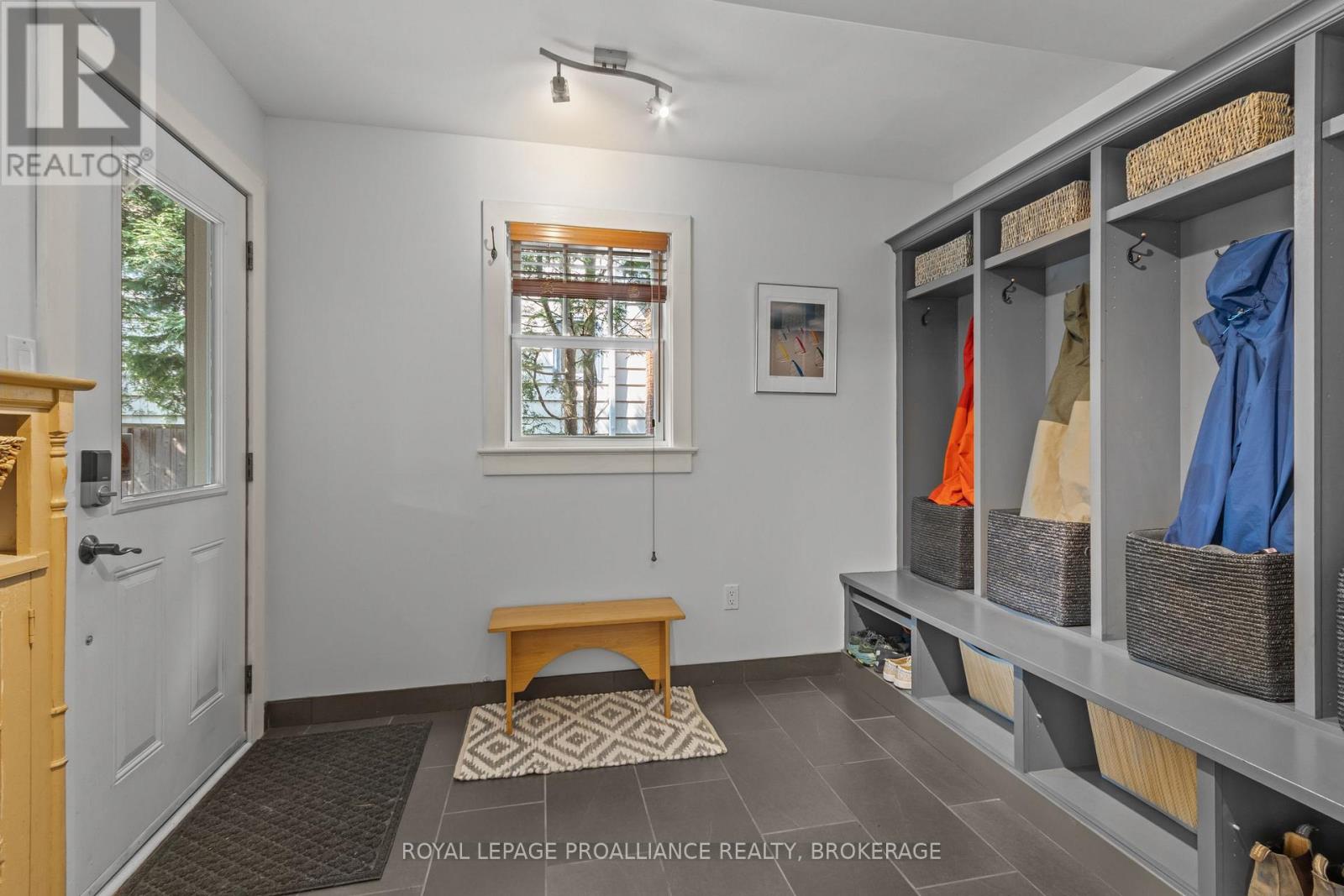 94 MACDONNELL STREET N - 25