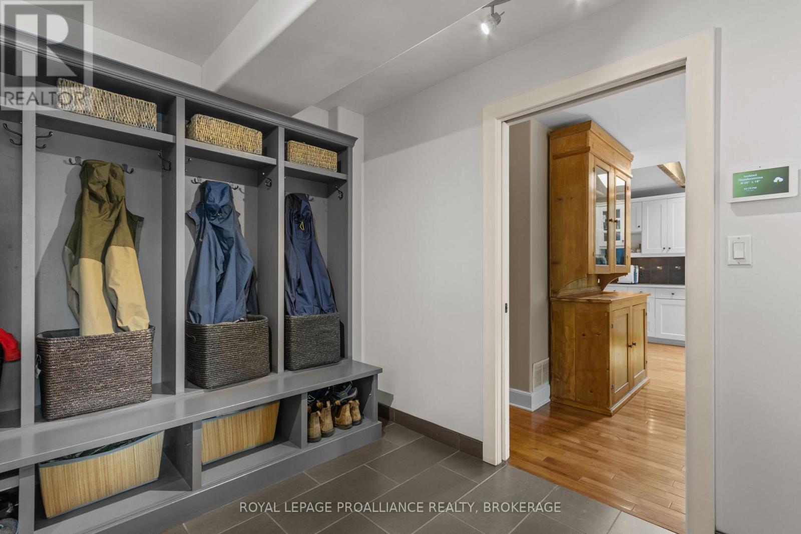 94 MACDONNELL STREET N - 26