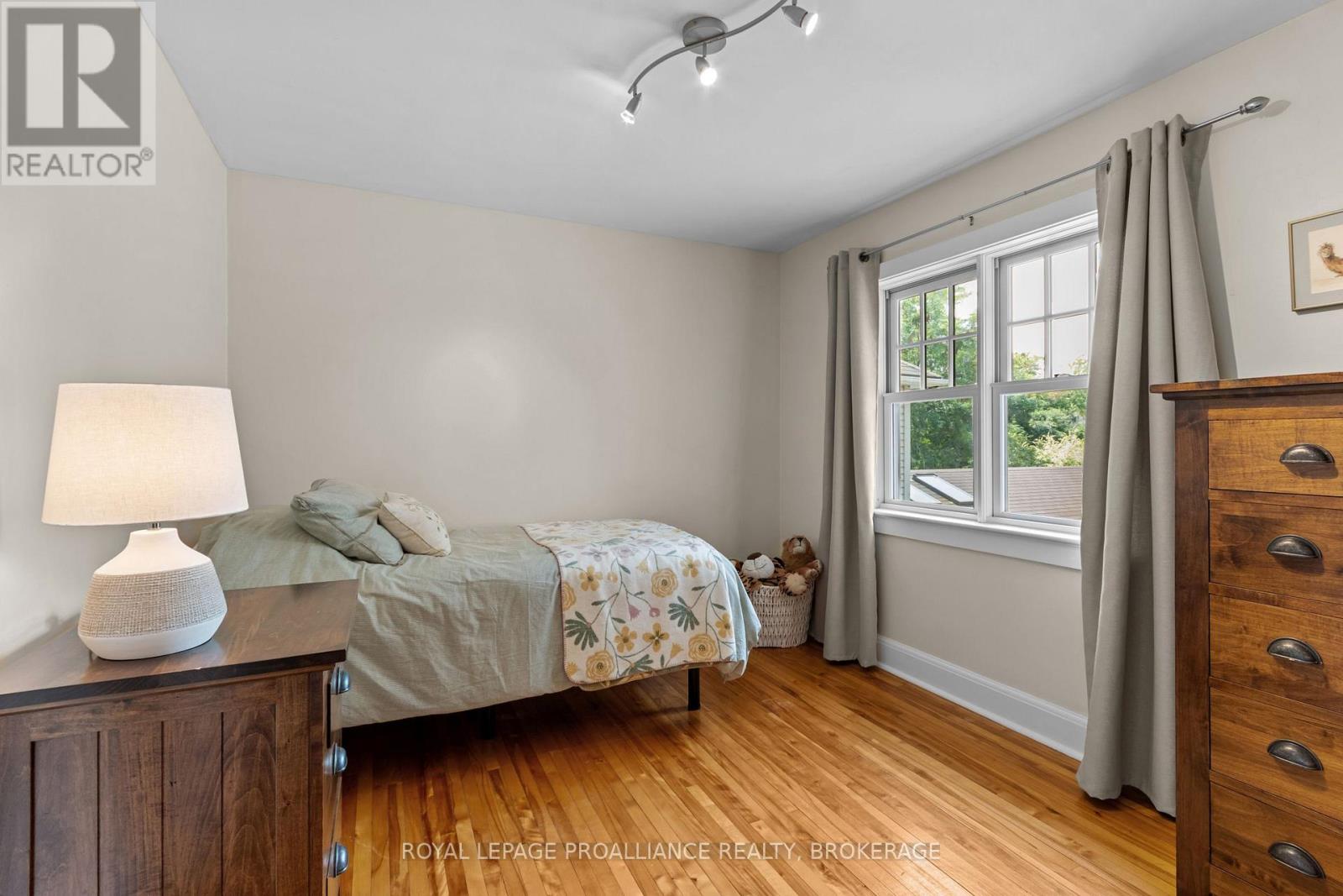 94 MACDONNELL STREET N - 32
