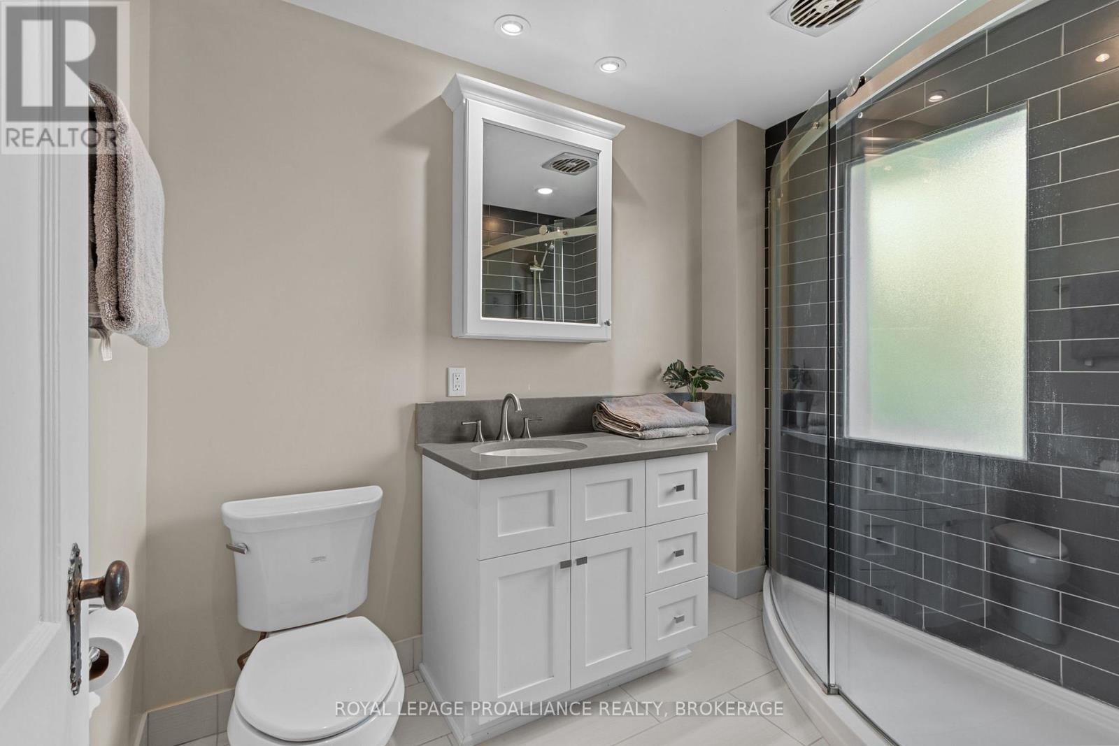 94 MACDONNELL STREET N - 35