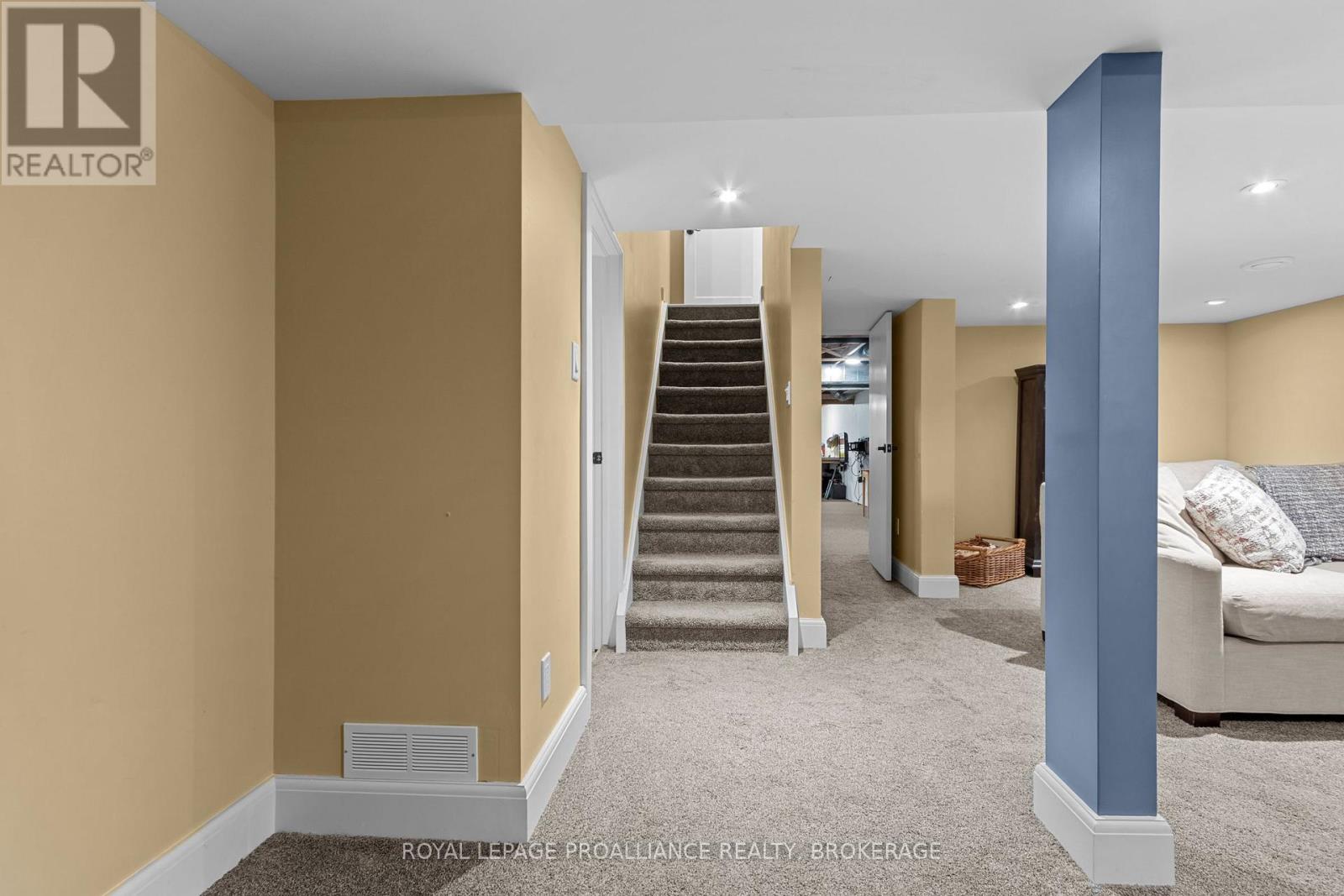 94 MACDONNELL STREET N - Image 36