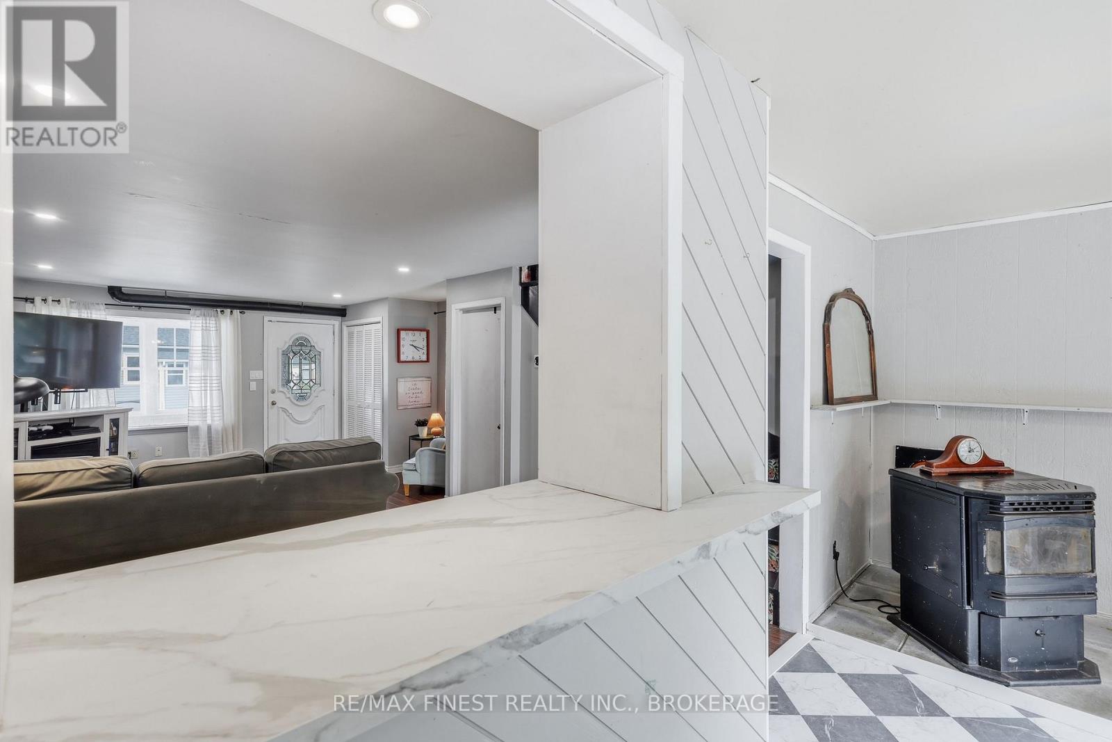 348 CHARLES STREET N - 16