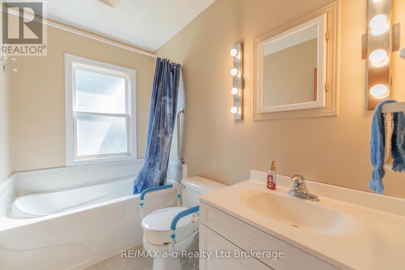 13 PARKSIDE DRIVE - 16