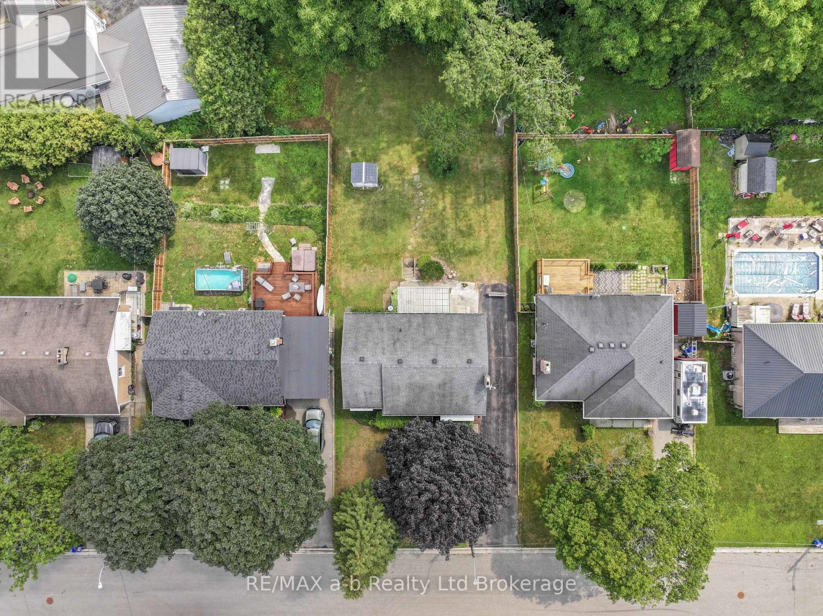 13 PARKSIDE DRIVE - 27