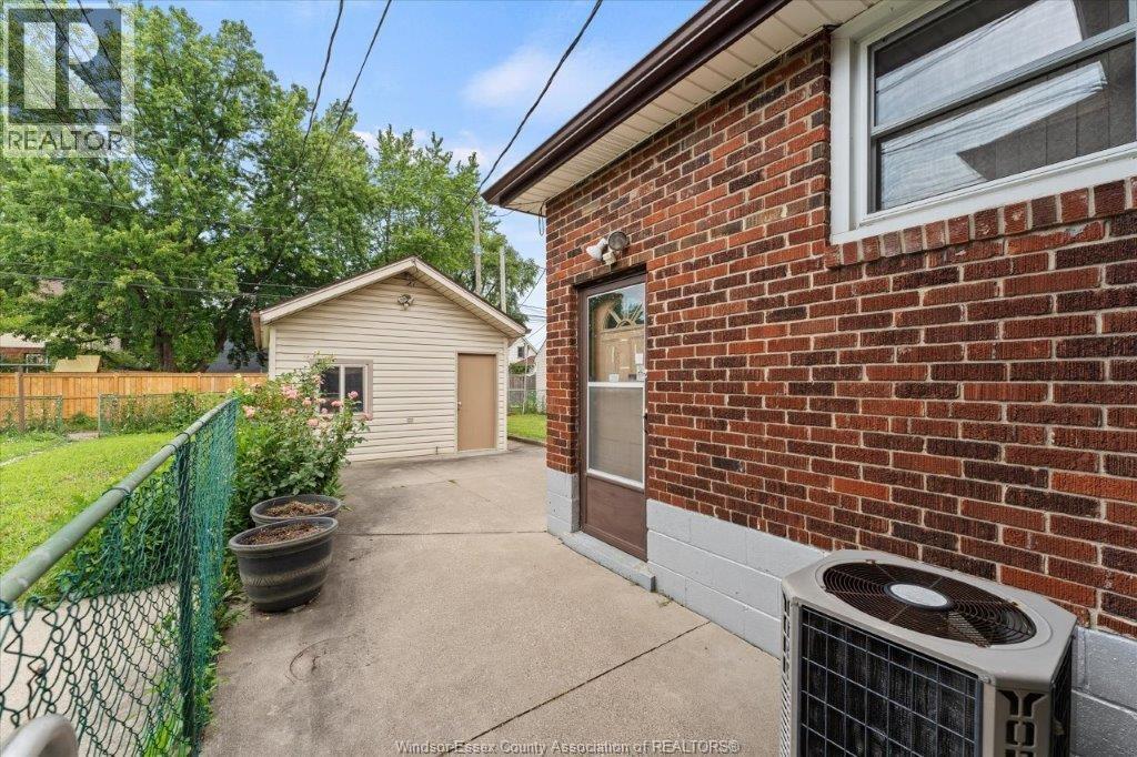 1663 ELSMERE - 32
