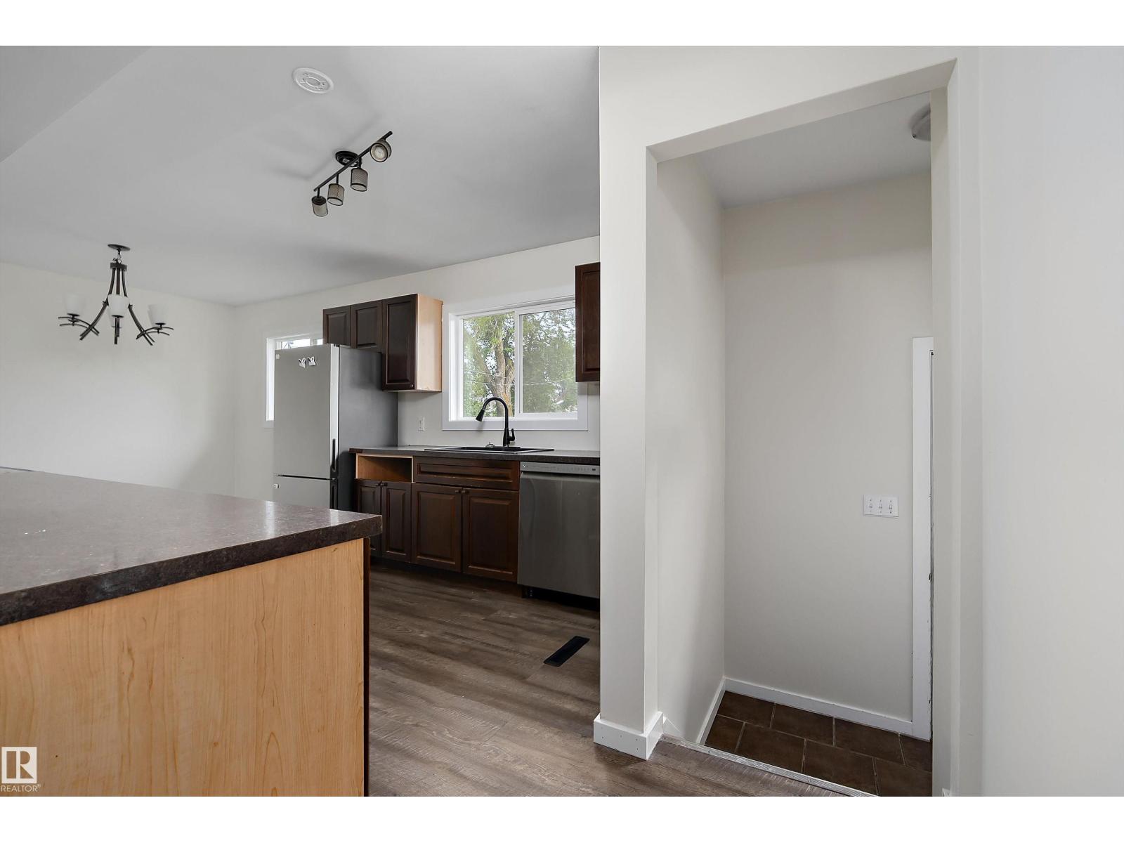 4728 48 AV - Image 25